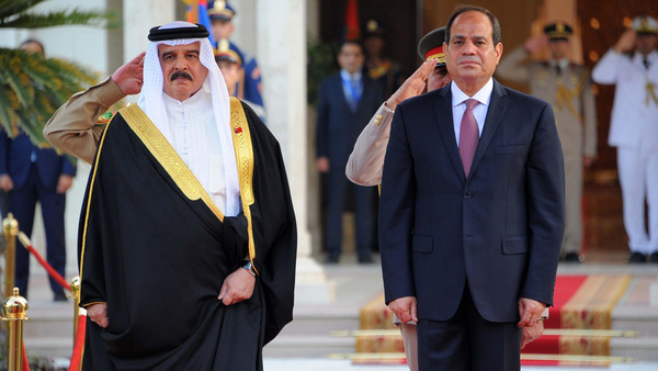 لقاء السيسي وملك البحرين يتناول الأزمة الخليجية وانتقاد قطر