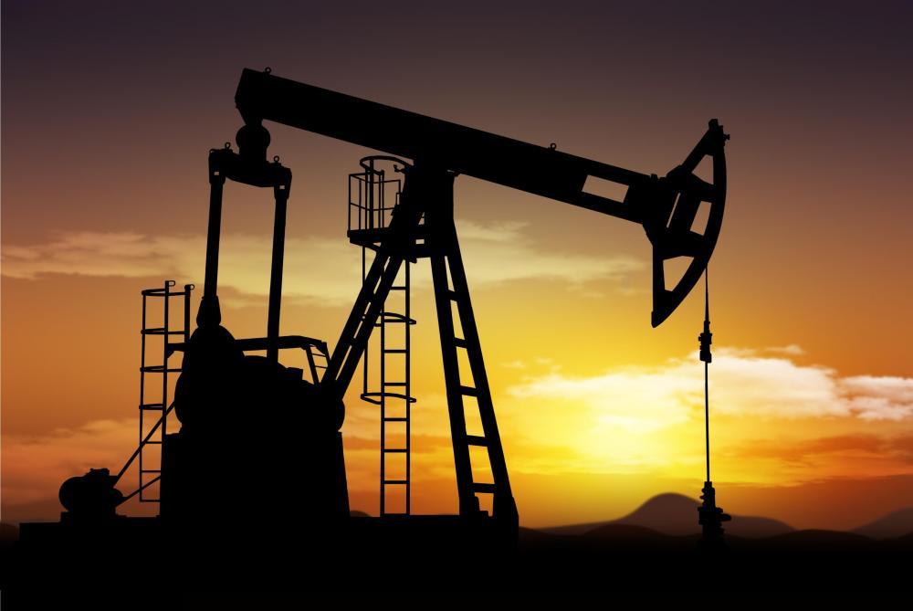 النفط يهبط 4% وبيانات المخزونات الأمريكية تزيد المخاوف من تخمة المعروض