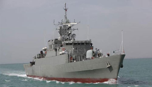 سفينة إيرانية تصوب أسلحتها نحو طائرة هليكوبتر أمريكية