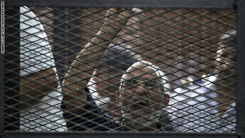 مصر: الحكم بإعدام مرشد الإخوان مع 14 آخرين