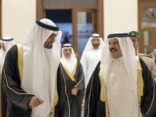 محمد بن زايد وعاهل البحرين يناقشان المستجدات الراهنة في المنطقة