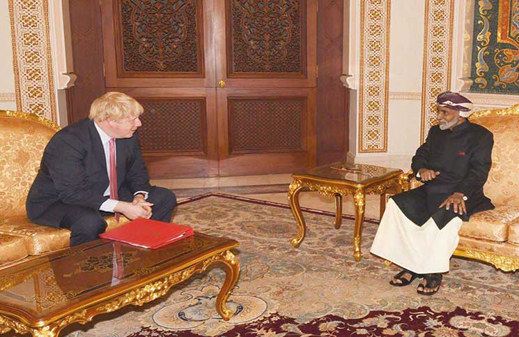 قابوس يبحث مع وزير الخارجية البريطاني حل الأزمة اليمنية