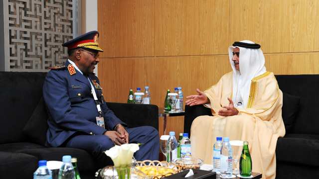 سيف بن زايد يلتقي وزير الدفاع السوداني