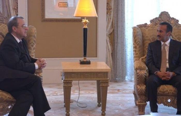 نجل الراحل صالح يلتقي مسؤولا روسيا في مقر إقامته بالإمارات