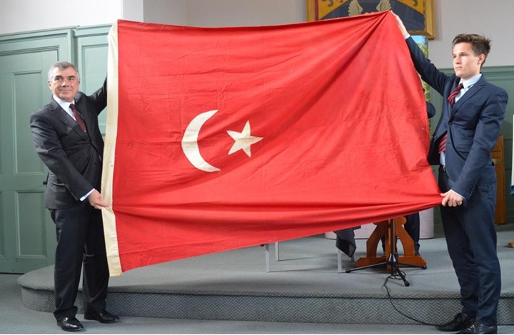 تركيا تتسلم علماً عثمانياً بعد احتفاظ أسرة بريطانية به 100 عام 