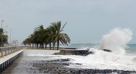 المركز الوطني يحذر من ارتياد الشواطيء بسببب إعصار "نيلوفر"