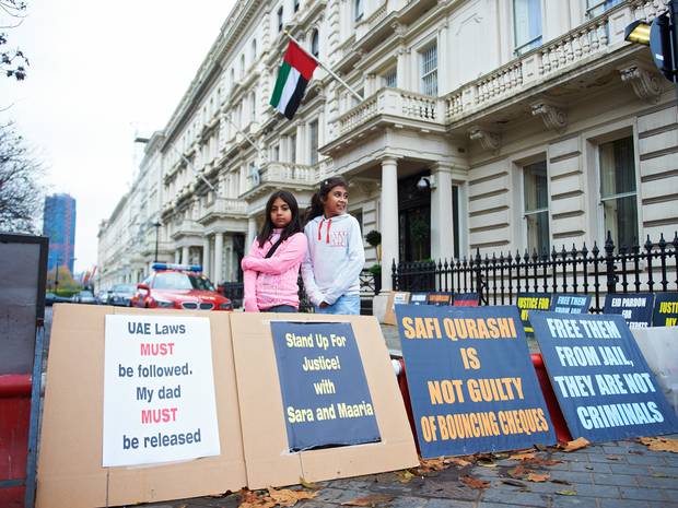 ناشطات وحقوقيات يشاركن بالاعتصام أمام سفارة الإمارات بلندن