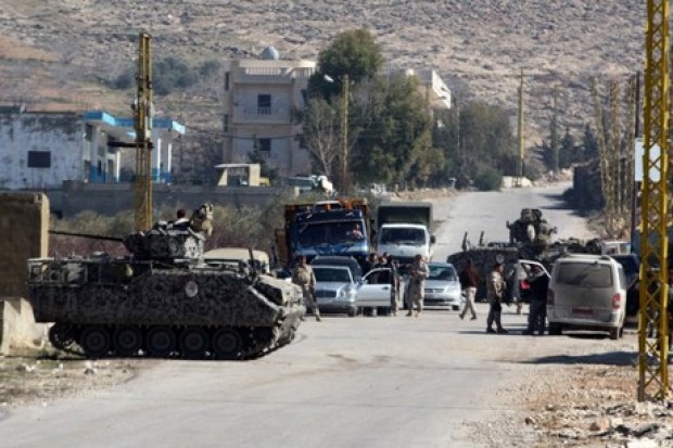 رويترز: إصابة 3 جنود لبنانيين في انفجار قرب الحدود مع سوريا