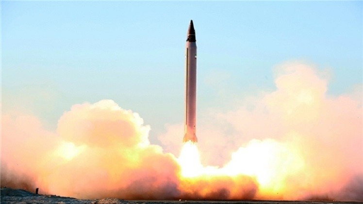 إيران تختبر صاروخا باليستيا بمدى يصل 2000 كلم