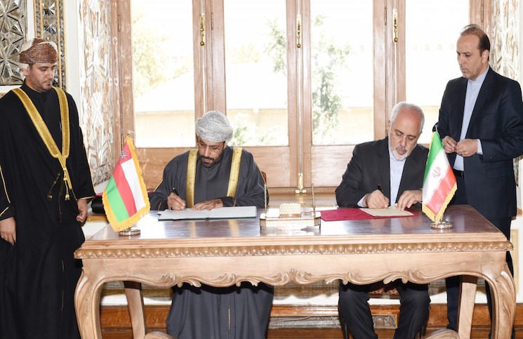 إيران وسلطنة عمان توقعان اتفاقية ترسيم الحدود البحرية بينهما