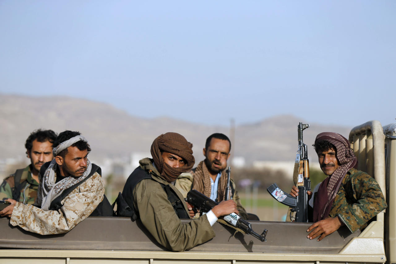 "المقاومة الشعبية" تأسر 5 متمردين حوثيين شمال اليمن