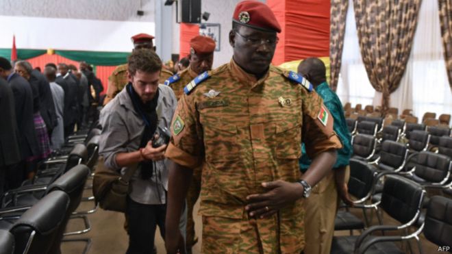 الاتحاد الأفريقي يمنح الجيش في بوركينا فاسو أسبوعين لتسليم السلطة