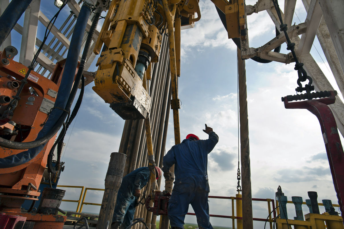 تليجراف: البنية التحتية النفطية بالسعودية مهددة من خلايا إيران