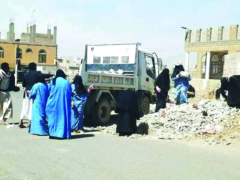 الحوثيون يجبرون النساء المعتقلات على القيام بأعمال شاقة