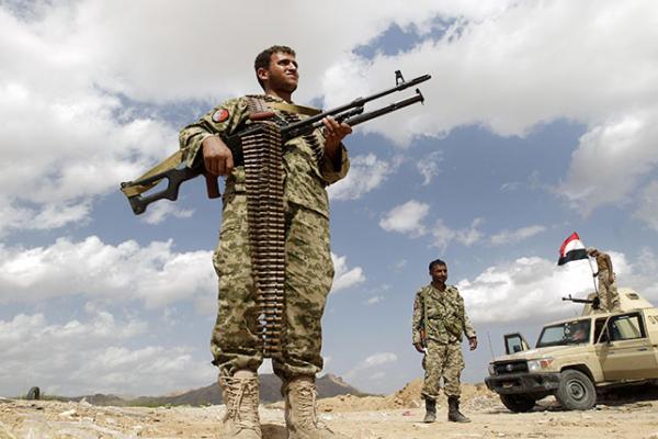 جندي يمني يقتل 3 من عناصر القاعدة أثناء التحقيق معهم