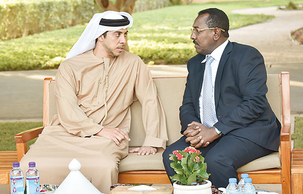 منصور بن زايد يستقبل مبعوث الرئيس السوداني