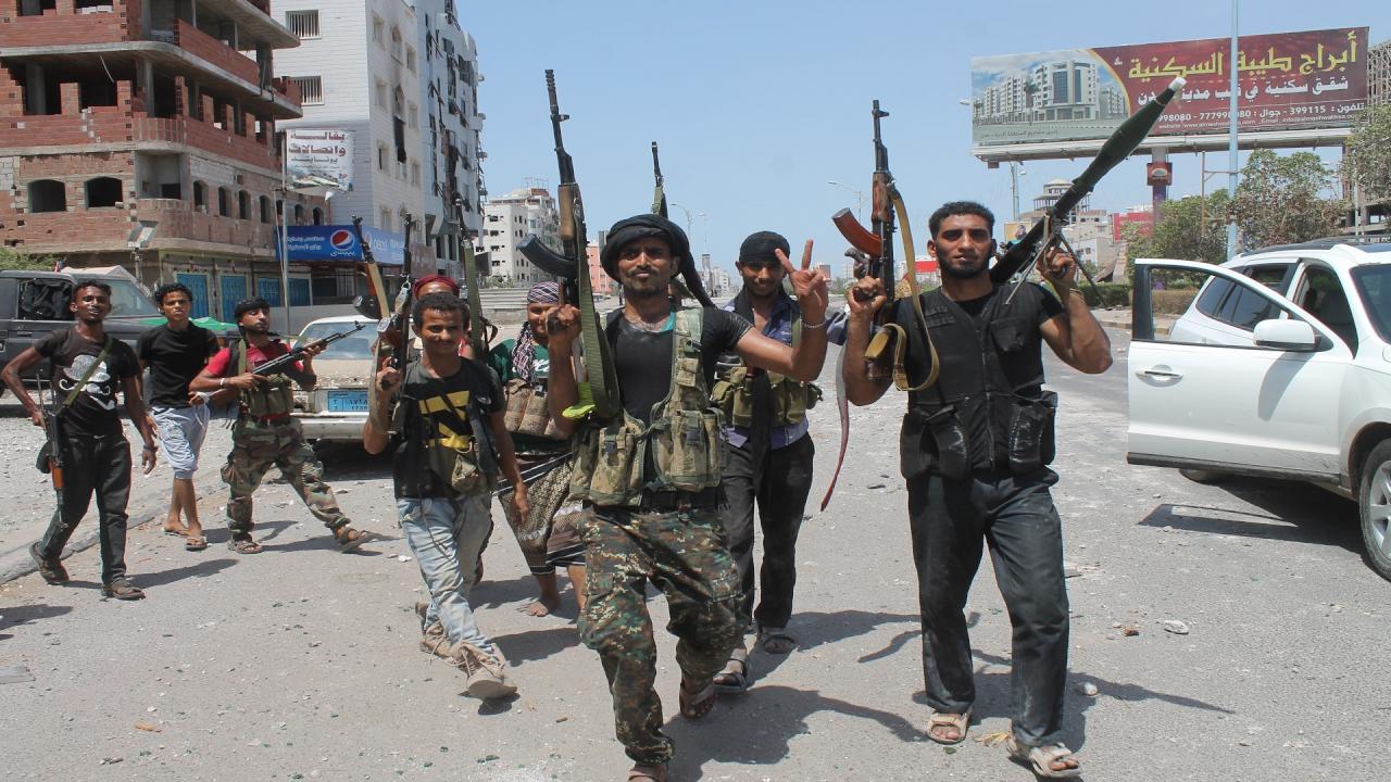 اشتباكات مسلحة في عدن تلغي احتفال اليمنيين بالاستقلال