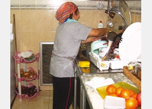 رايتس وتش:العاملات المنزليات بالإمارات يتعرضن للضرب والاستغلال والحصار