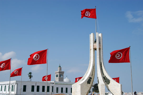 أحزاب ومنظمات تونسية تتظاهر ضد قانون المصالحة الإدارية