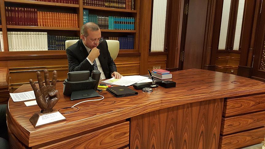 أردوغان يضع نحتا لإشارة "رابعة" على مكتبه الرئاسي