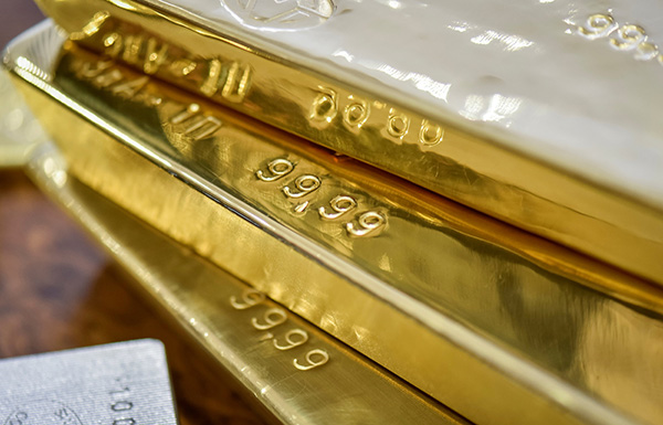 الذهب ينزل عن أعلى سعر بفعل صعود الدولار