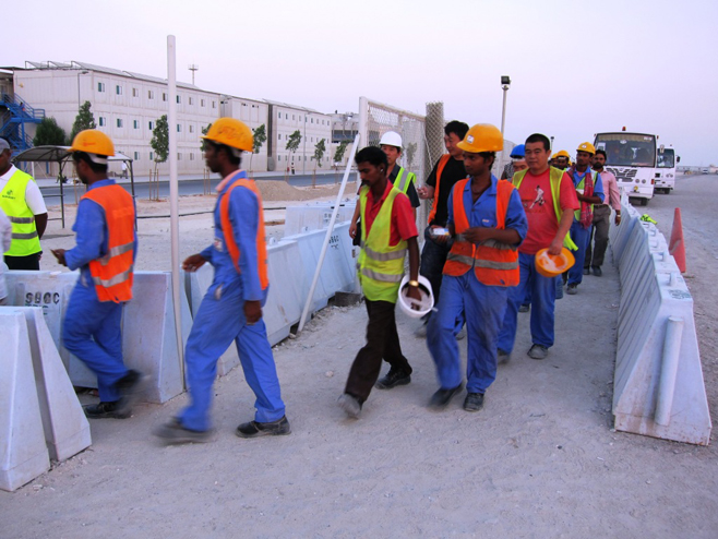 الغارديان: العمالة الأجنبية في الإمارات تتعرض لسوء المعاملة والترحيل