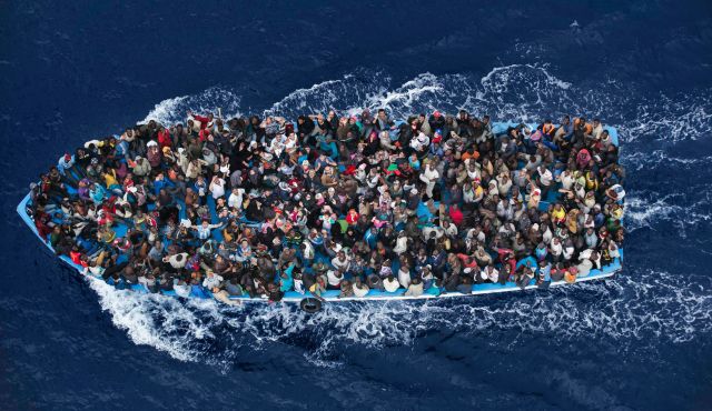 خفر السواحل الليبي يعترض زورقا مكدسا بالمهاجرين