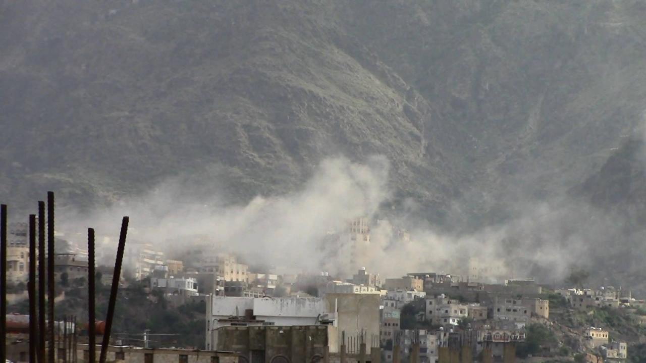 نجاة نائب وزير الداخلية اليمني ومقتل شخصين في قصف حوثي