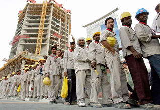 قطر تسعى لتحسين أوضاع العمالة الأجنبية لديها