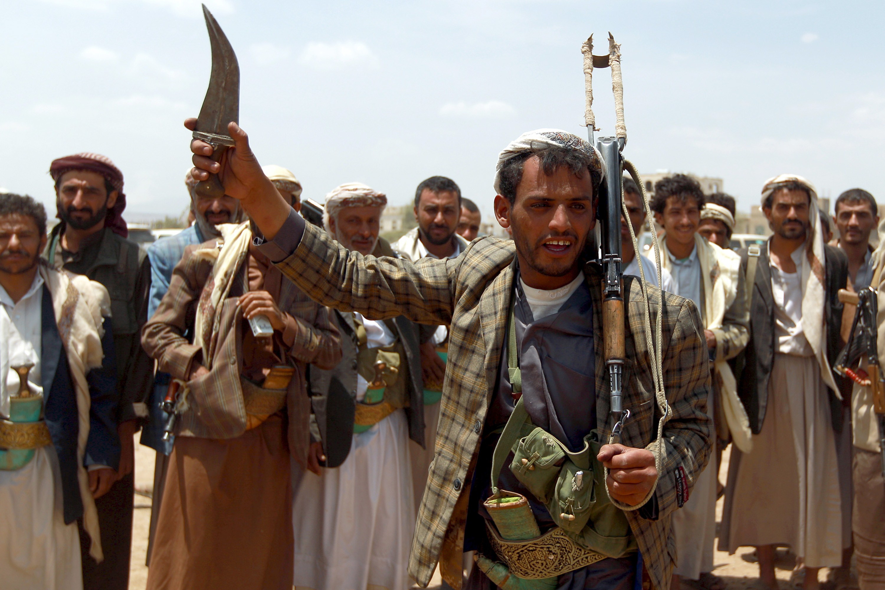 قد تهدد أبوظبي.. مسؤول أمريكي: إيران زودت الحوثيين بصواريخ بعيدة المدى