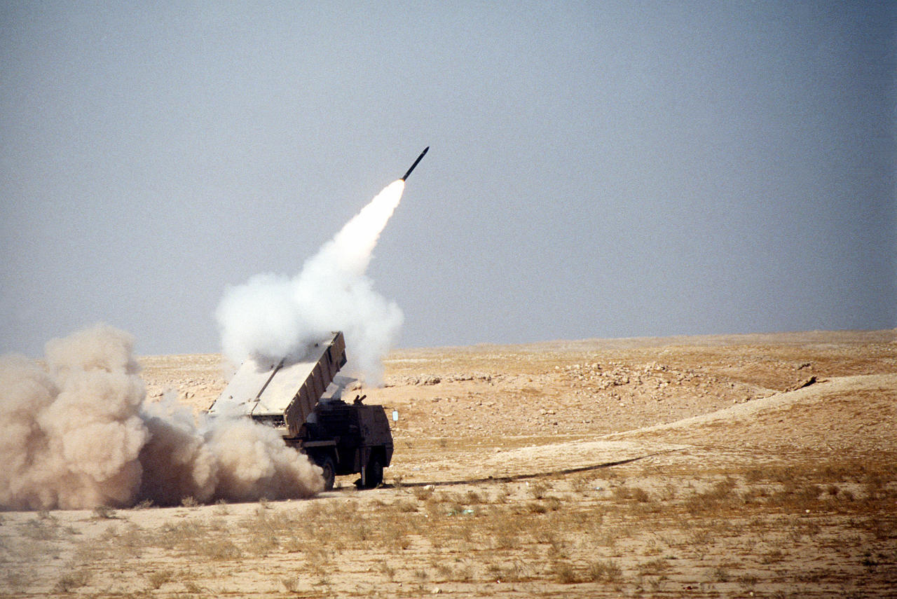 الدفاعات السعودية تعترض صاروخاً "حوثياً" بسماء نجران