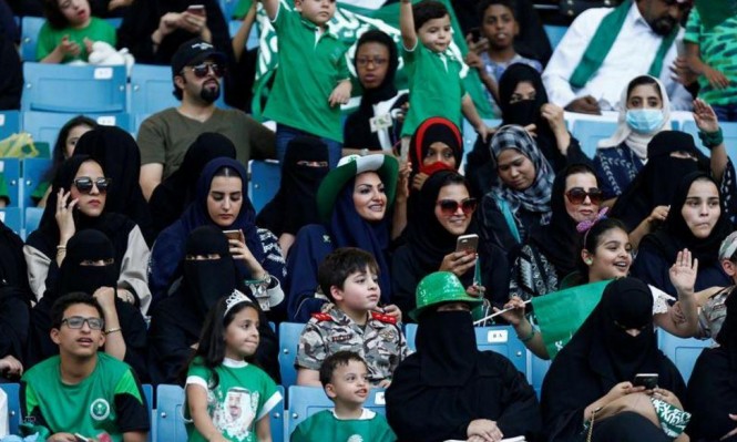 السعودية تسمح للنساء لأول مرة بدخول ملاعب كرة لقدم لحضور حفل موسيقي