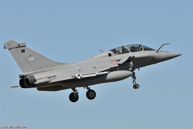 3 طائرات "رافال" فرنسية جديدة تصل الإمارات للمشاركة في قصف "داعش"