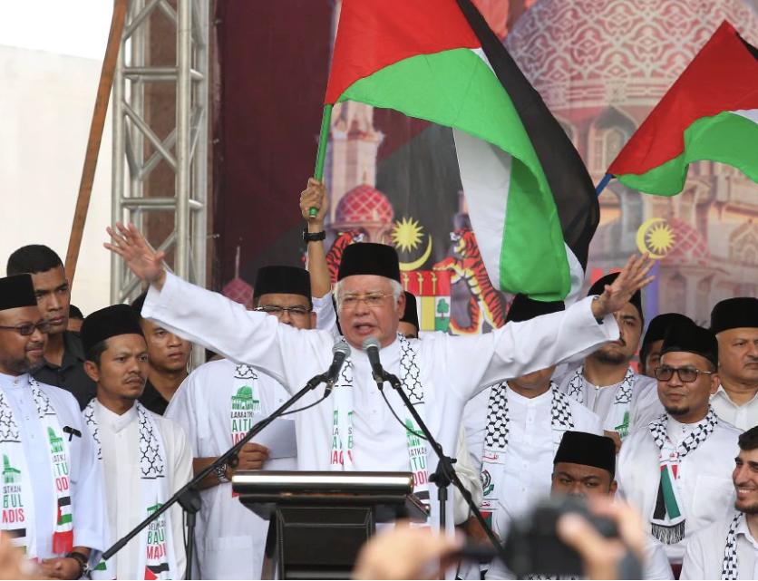 رئيس وزراء ماليزيا يقود المتظاهرين من أجل القدس