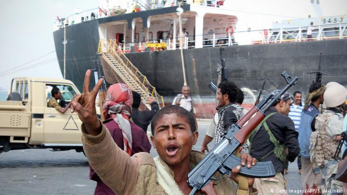التحالف بقيادة السعودية يقرر فتح ميناء الحديدة اليمني وأمريكا ترحب