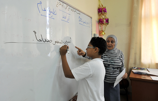 تدريس المواد الدراسية المقررة بالعربية في الفصول الدراسية بالفصحى