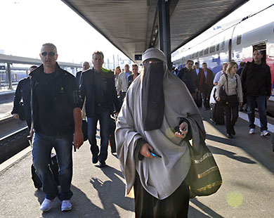 وصايا الخارجية الإماراتية للمسافرين إلى أوروبا.. أبرزها خلع النقاب