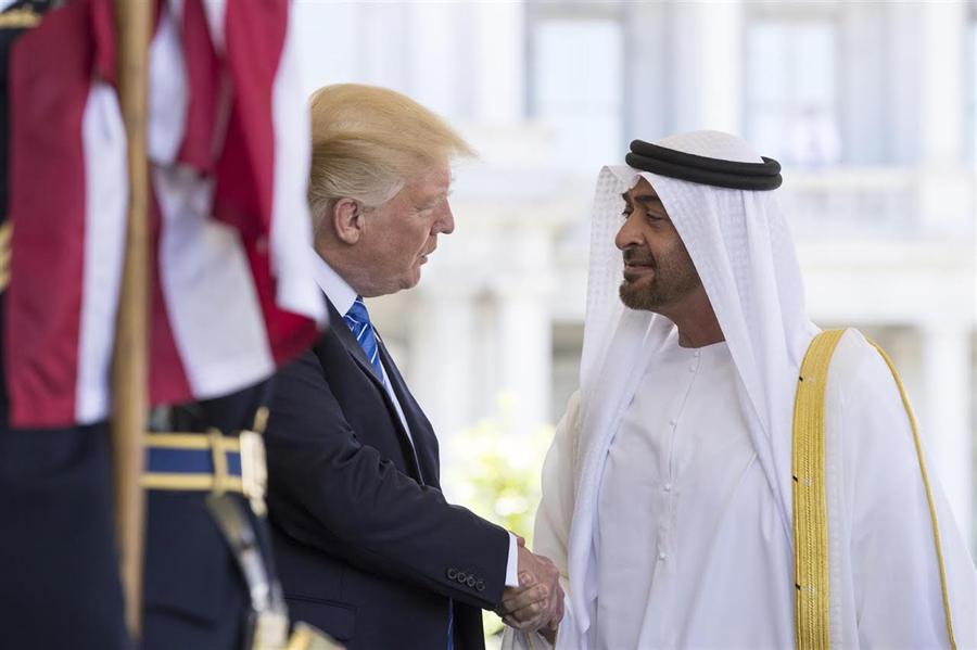 لماذا يضغط ترامب على أبوظبي لقطع شريان "الأموال القذرة" الإيرانية؟