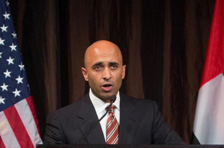 العتيبة يرد على ترامب: الإمارات لا تحتاج دعماً مالياً