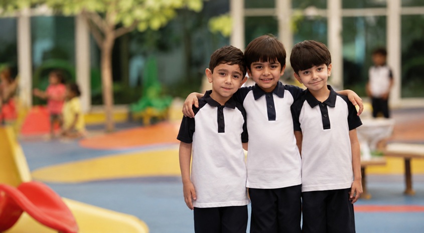 التربية تطرح الزي المدرسي للعام الجديد وتحدد ضوابط المظهر الخارجي وآلية الاستبدال