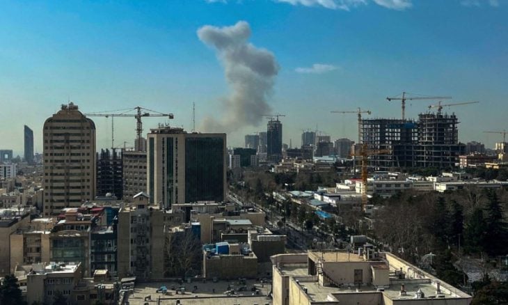 هجوم أمريكي إسرائيلي مشترك على إيران يستهدف مواقع قيادية وعسكرية