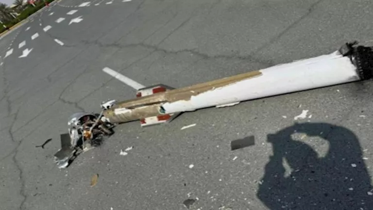 إصابة 12 شخصاً في أبوظبي إثر سقوط شظايا بعد اعتراض صاروخي ناجح