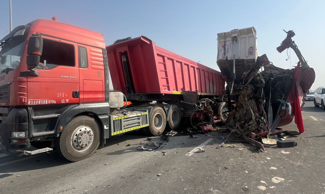 شرطة دبي: إصابة شخص في تصادم شاحنتين بسبب عدم الالتزام بمسافة الأمان
