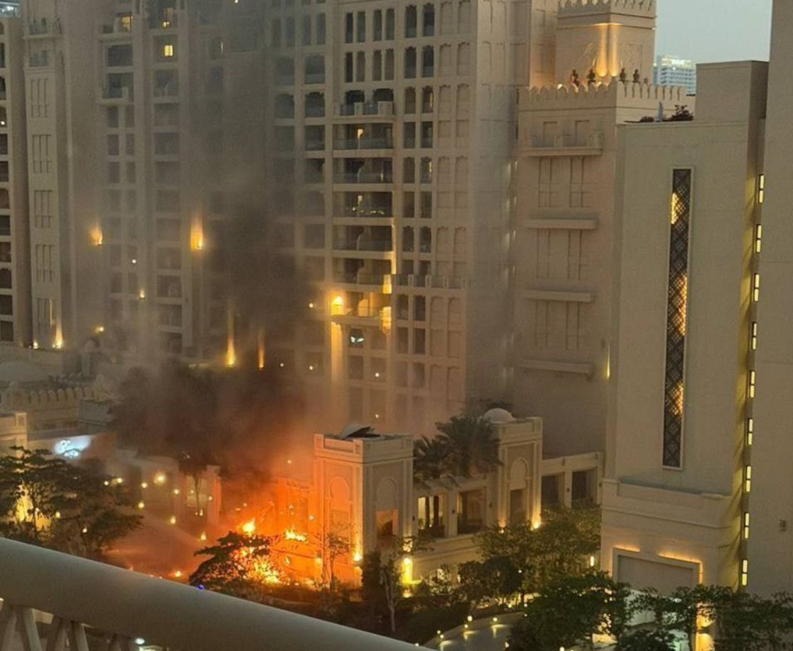 مؤثر يغادر الإمارات بعد حجب حسابه لنشره فيديو قصف إيراني على دبي