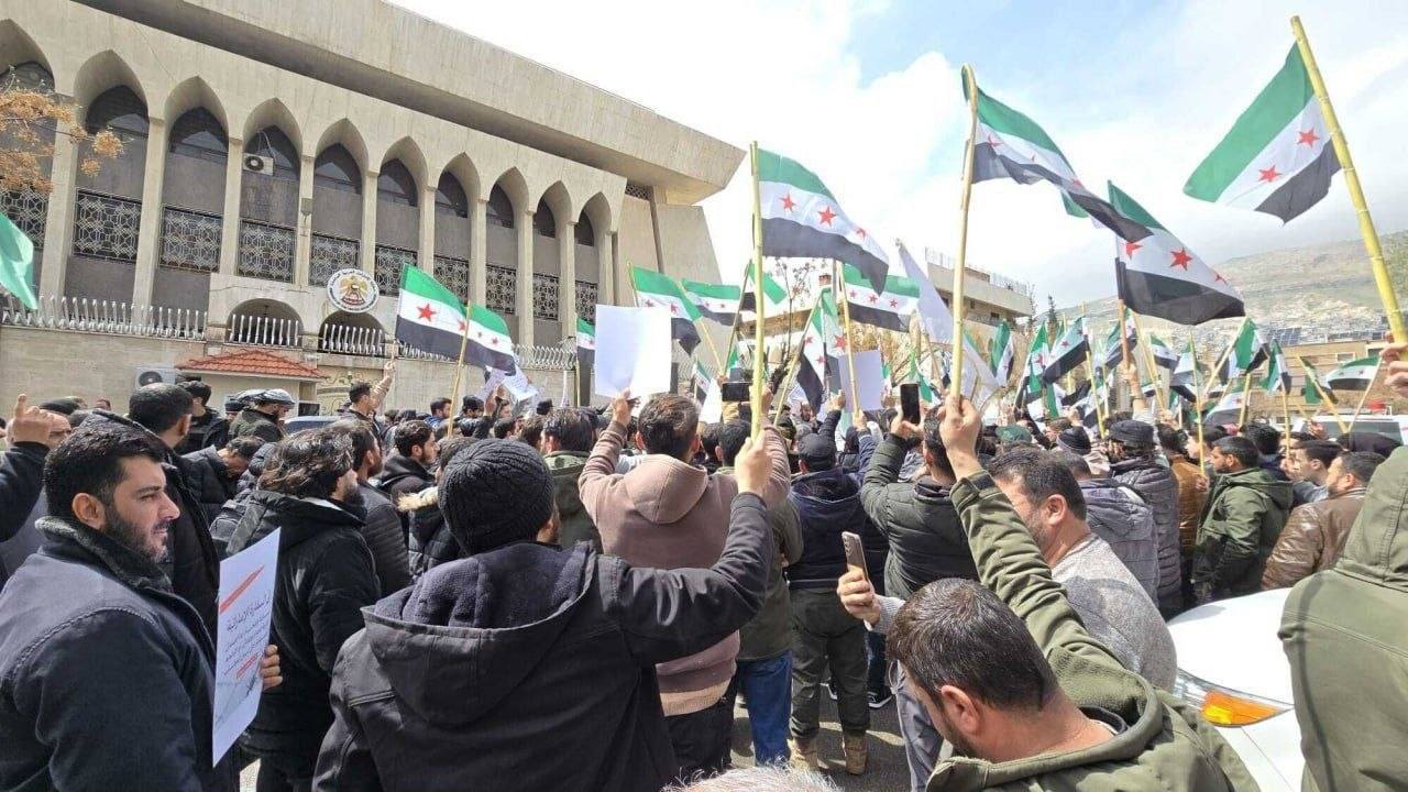 في بيان شديد اللهجة.. الإمارات تعلق على تظاهرة أمام سفارتها في دمشق طالبت بالإفراج عن البويضاني