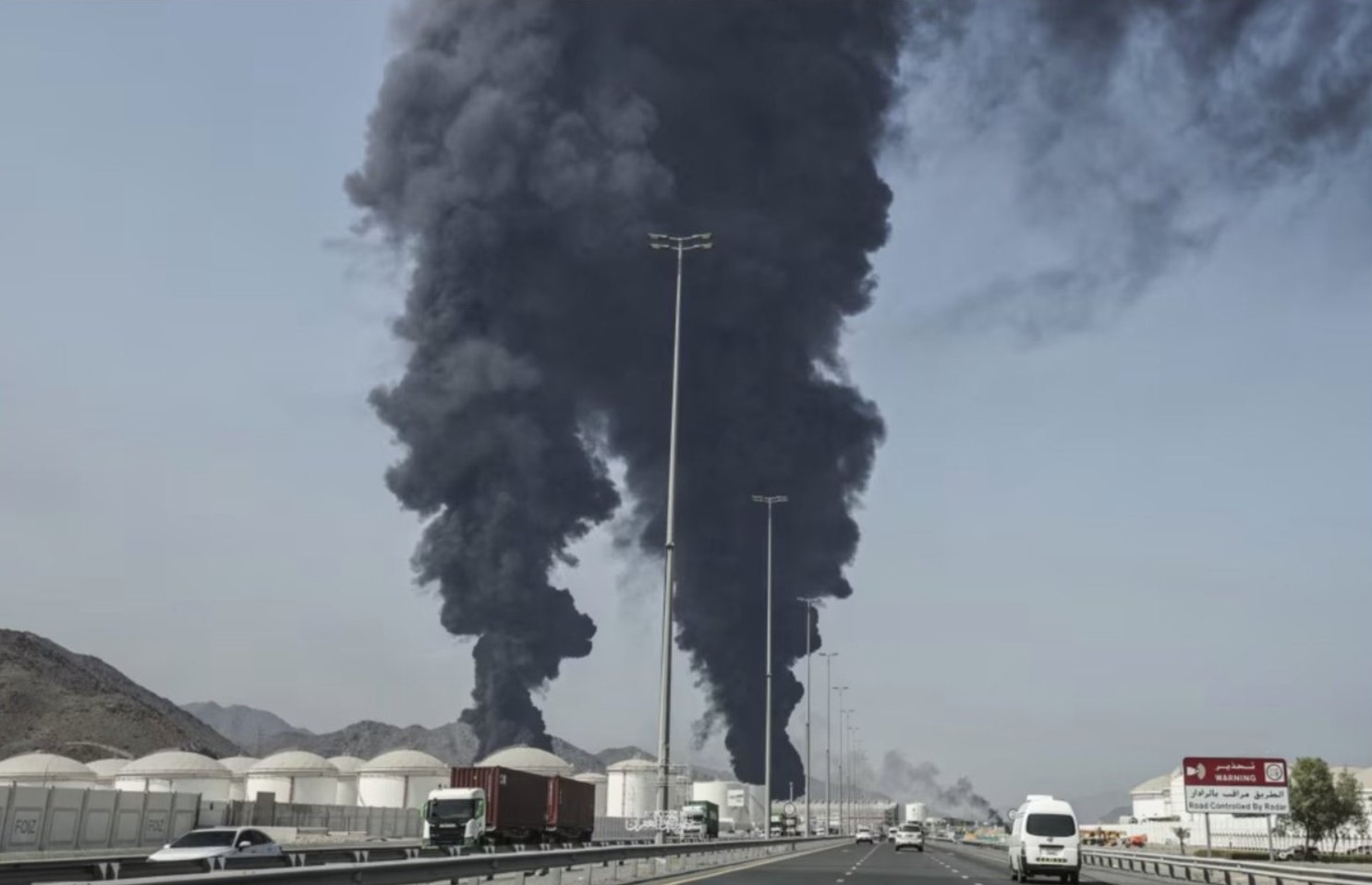 اندلاع حريق بمنطقة الفجيرة للصناعات البترولية نتيجة هجوم بطائرات مسيرة