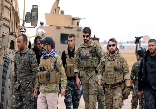 جنود إماراتيون وسعوديون يتجولون بمواقع الأكراد شرقي سوريا