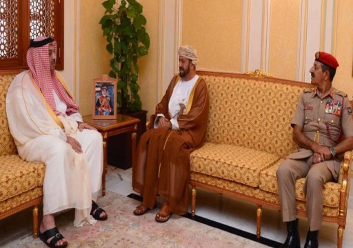مباحثات بين وزيري دفاع سلطنة عمان وقطر لتعزيز التعاون