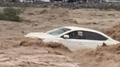 نجاة سائق من السيول في دبا.. وشرطة الفجيرة تحذر من عبور الأودية