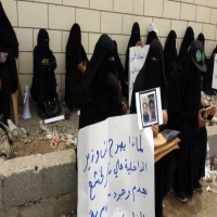 وقفة احتجاجية لأمهات المعتقلين في عدن للمطالبة بالكشف عن مصير أبنائهن